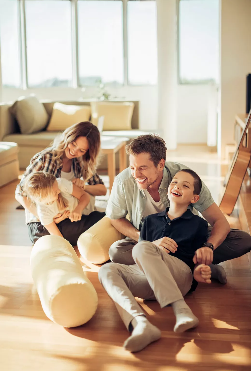 #618660883 - Young family playing in the living at home: © Geber86 / stock.adobe.com